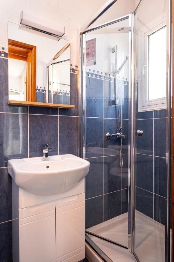The Saline Views Makenzy Apartamento Larnaca Exterior foto